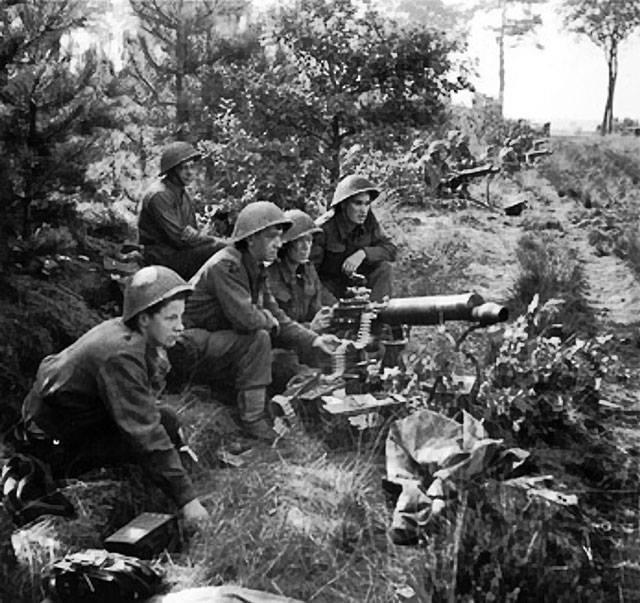 2 Middlesex Regiment firing in Sint-Huibrechts-Lille