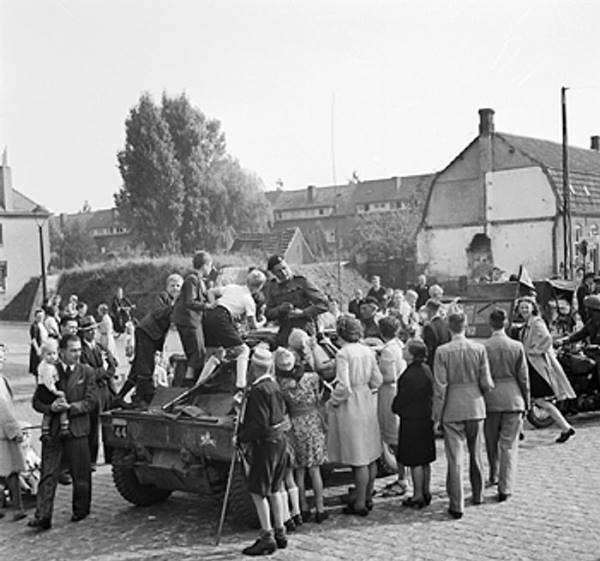 Guards Armoured Division passing through Grave