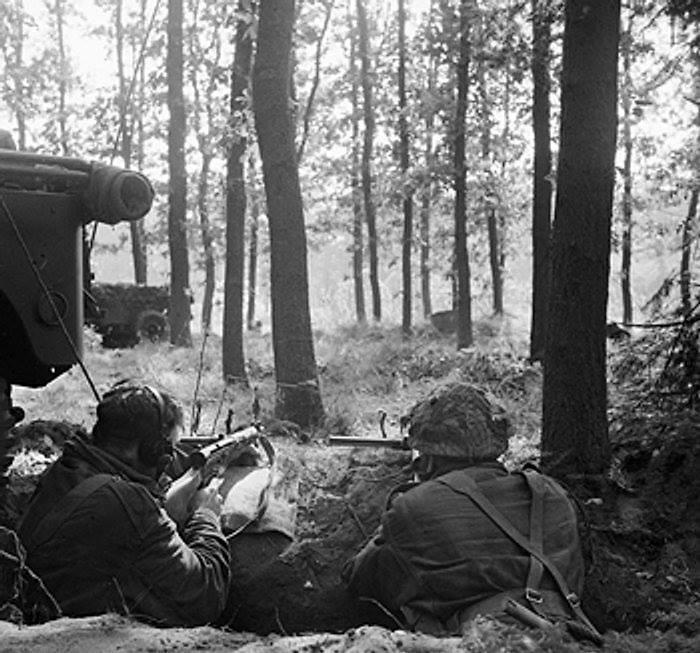 Two British airborne troops dug in near headquarters