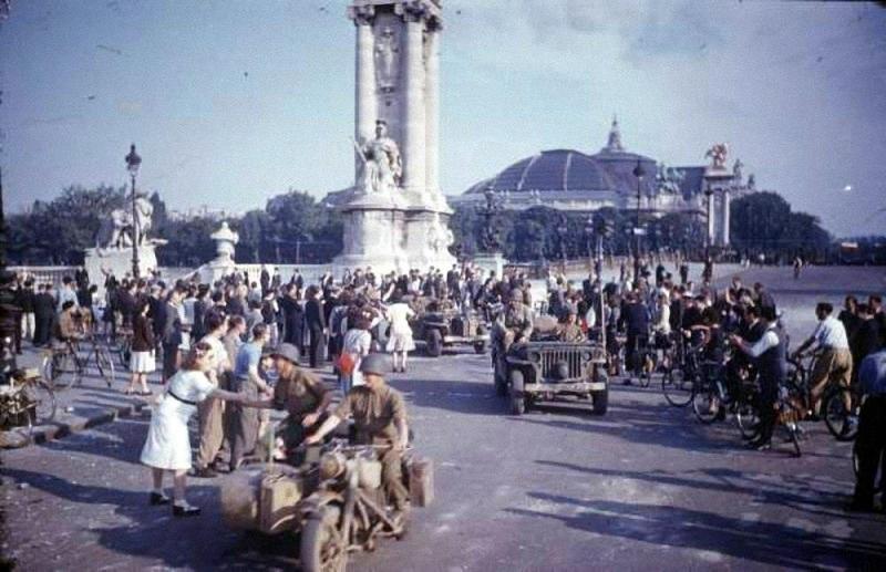 2 Armored Division (France) near Alexander III bridge