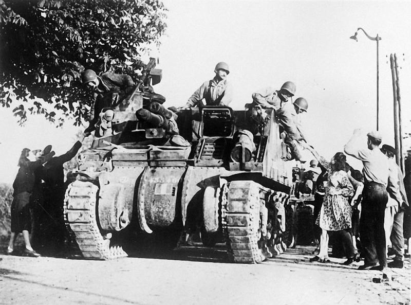 A self-propelled gun M7 "Priest" en route to Paris