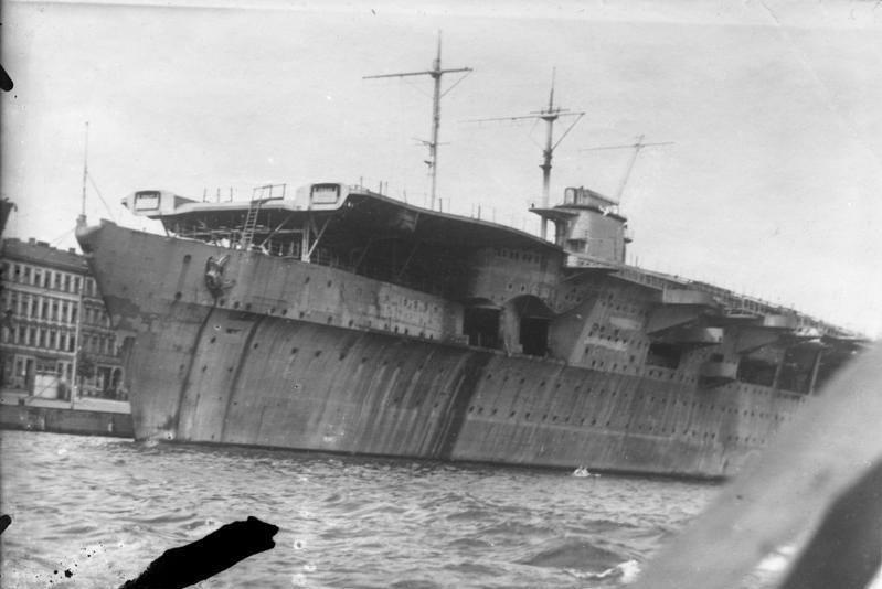 raf Zeppelin docked at Hakenterrasse, Stettin.