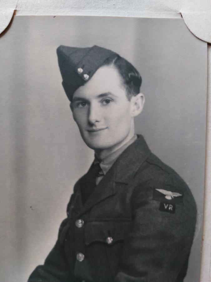 Avro Lancaster III (ED987 SR-A) on a mission to Bochum on 1943-06-13