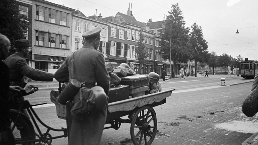 Duitsers en NSB'ers vluchten voor bijltjesdag