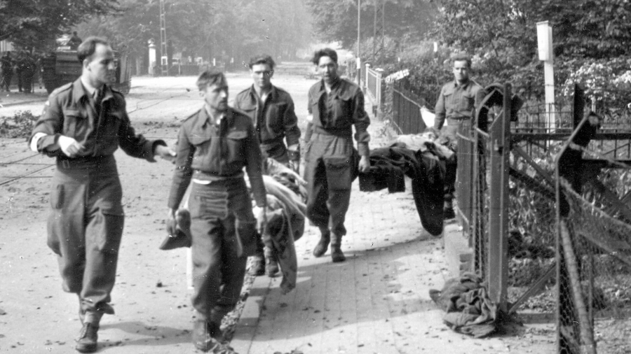 Gewonde militairen Oosterbeek afgevoerd tijdens staakt-het-vuren